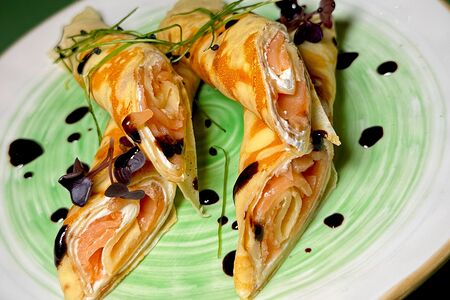 Блины с лососем и творожным сыром 