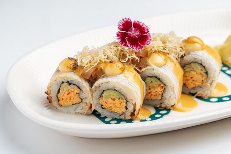 Ролл с угрем, снежным крабом и пряной грушей