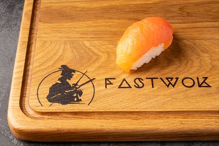 Суши с лососем