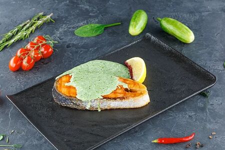 Стейк из семги с соусом из шпината