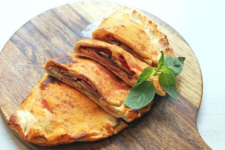 Кальцоне с салями, ветчиной и грибами