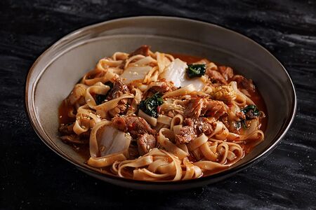 Удон со свининой и соусом кимчхи