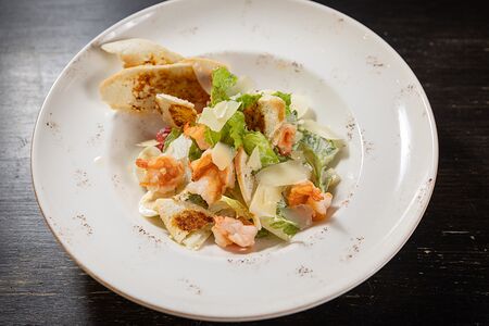 Салат Цезарь с креветками