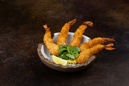 Хрустящие креветки темпура с соусом манго-чили