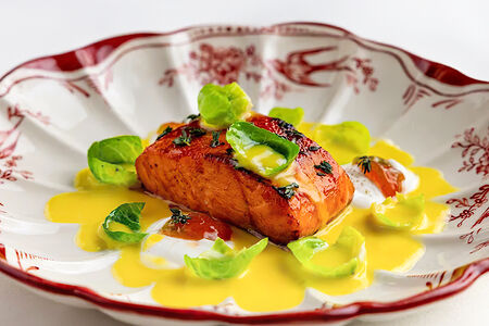 Форель с весенней зеленью и сезонными грибами