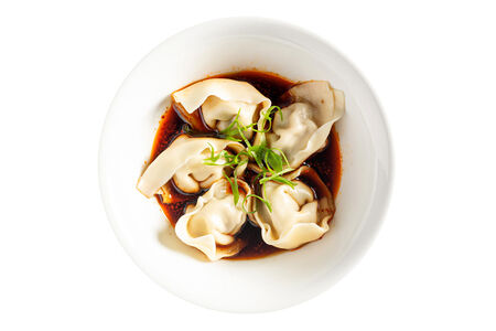 Вонтоны в пряном соусе с говядиной (130/50 гр)