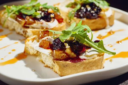 Брускетта с камамбером, смородиной и грушевым конфи