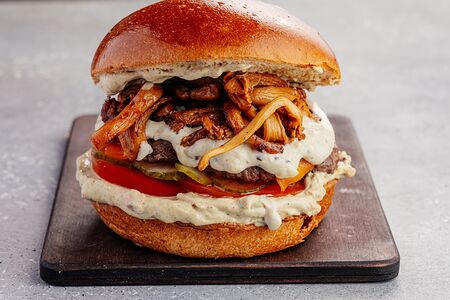 Бургер с лисичками