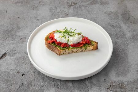 Брускетты на домашнем хлебе со страчателлой, печеным перцем и соусом песто