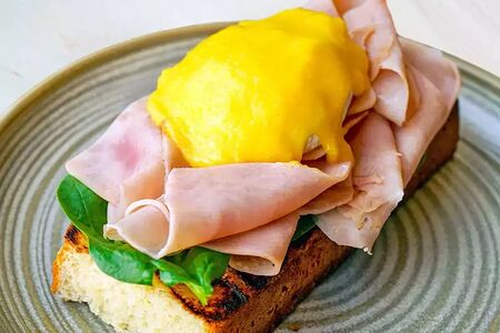 Бенедикт с ветчиной