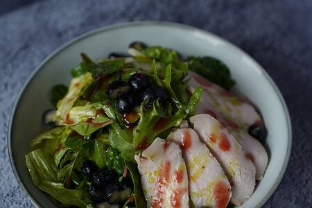 Салат с курицей су-вид, голубикой и клубничным бальзамиком