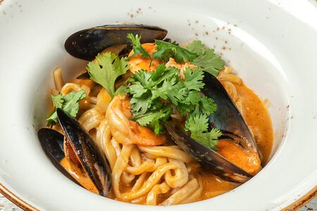 Жареный лагман с морепродуктами