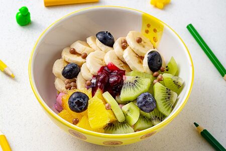 Фруктовый салат с ягодным йогуртом 