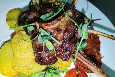 Каре ягненка с овощами гриль