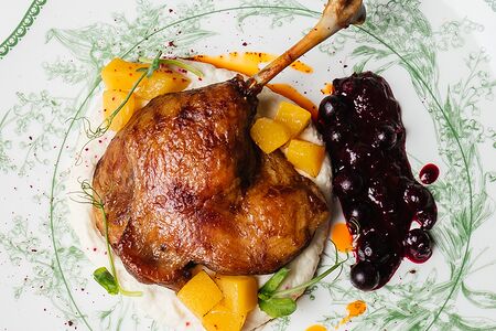 Утиная ножка конфи с пюре из цветной капусты и соусом из чёрной смородины