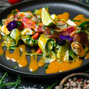 Салат с тунцом и соусом манго