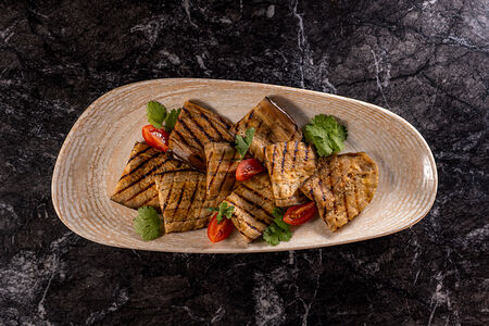 Жареные баклажаны с мягким сыром и грецким орехом