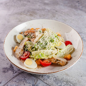 Салат Цезарь с куриной грудкой