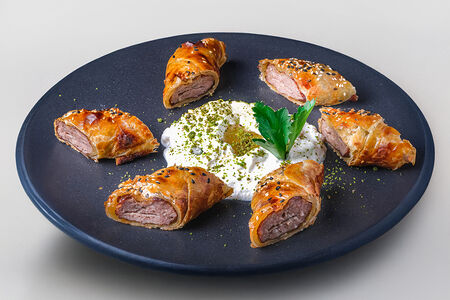 Бейти-сарма-кебаб в слоеном тесте с мацони и медом