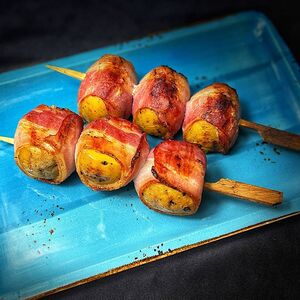 Беби-картофель в беконе