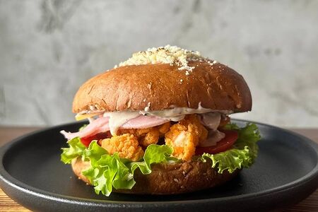 Бургер с трюфельным айоли, чикен-попкорном и ветчиной