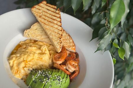 Скрембл с креветками и авокадо