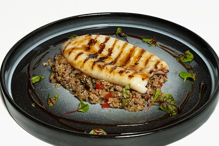 Командорский кальмар на гриле с киноа и овощами