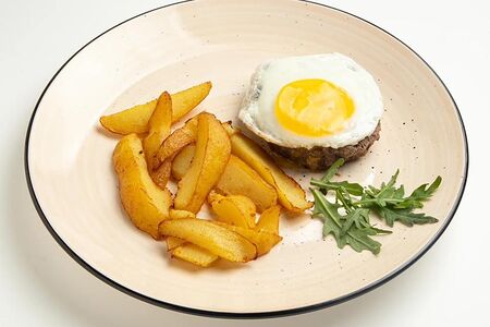 Бифштекс с яйцом и картофелем 