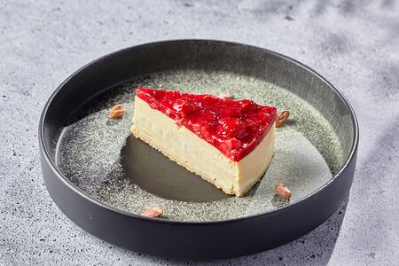 Фисташковый чизкейк с малиной 