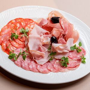 Мясные деликатесы