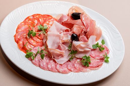 Мясные деликатесы