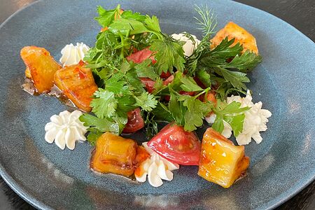 Легендарный салат с хрустящими баклажанами и спелыми томатами