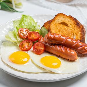 Яичница глазунья с венскими сосисками