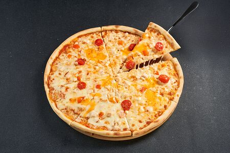 Пицца с цыпленком, томатами и сыром чеддер