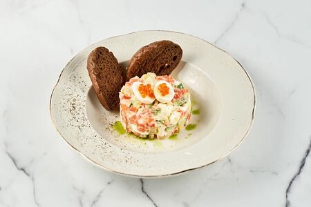 Оливье с форелью слабой соли 