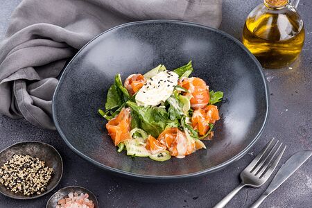 Салат с лососем и цитрусовой креметтой