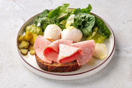 Московский завтрак с яйцами пашот и мортаделлой