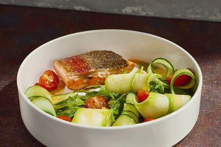 Стейк форели с зелёным салатом и тропической заправкой