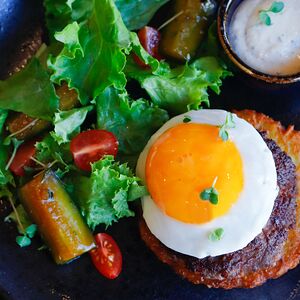 Бифштекс из мраморной говядины с яйцом, битыми огурцами и соусом тартар