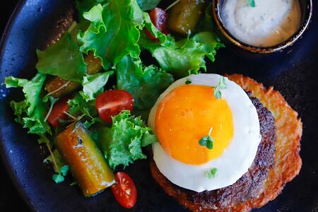 Бифштекс из мраморной говядины с яйцом, битыми огурцами и соусом тартар