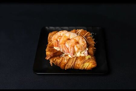Круассан с начинкой Цезарь с креветкой 
