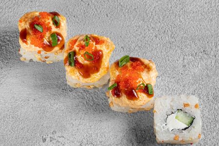 Запеченный ролл с креветкой спайси