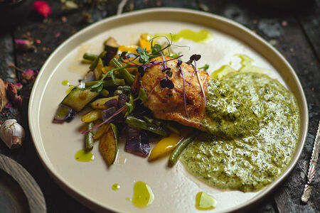 Куриная грудка под сливочно-шпинатным соусом