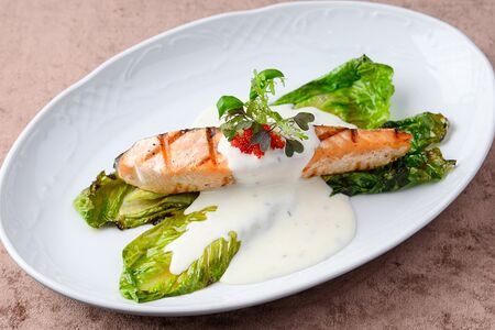 Стейк из лосося с листьями романо на гриле с соусом блю чиз