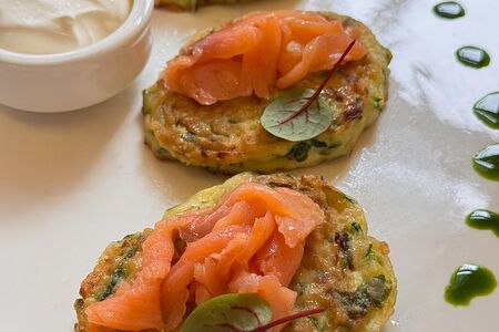 Оладьи из кабачков с лососем холодного копчения