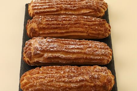 Эклер ванильный