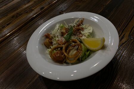 Салат с морепродуктами и лососем