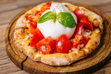 Фокачча с бурратой и томатами 