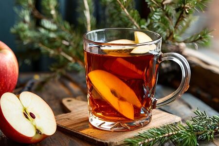 Черный чай с яблоком и можжевельником