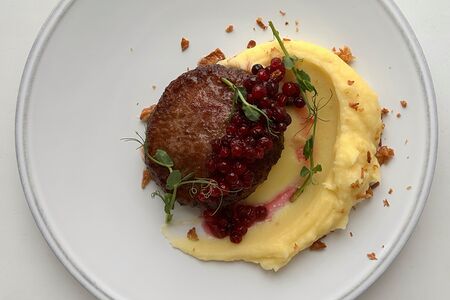 Бифштекс с брусничным соусом 